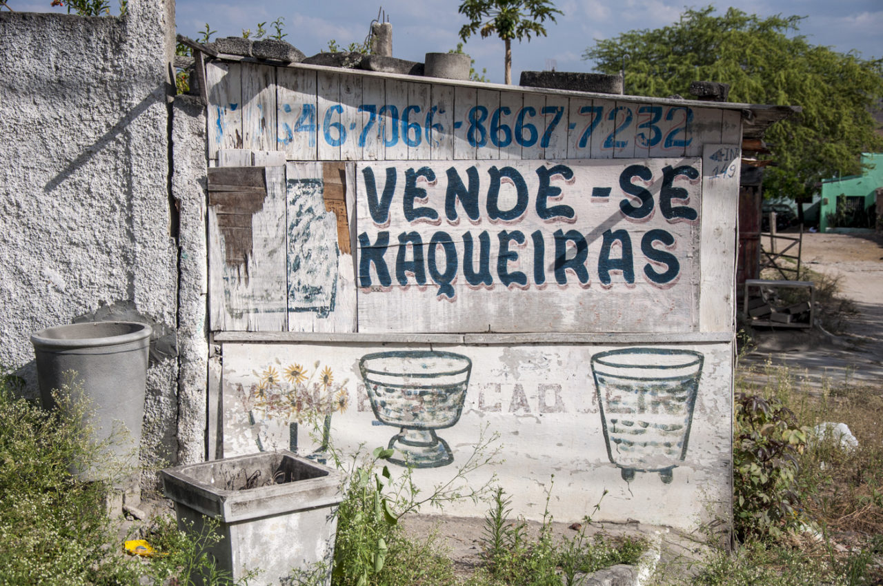 Mural publicitário registrado nas imediações da Rua Adjair da Silva Casé, Caruaru-PE [2013].