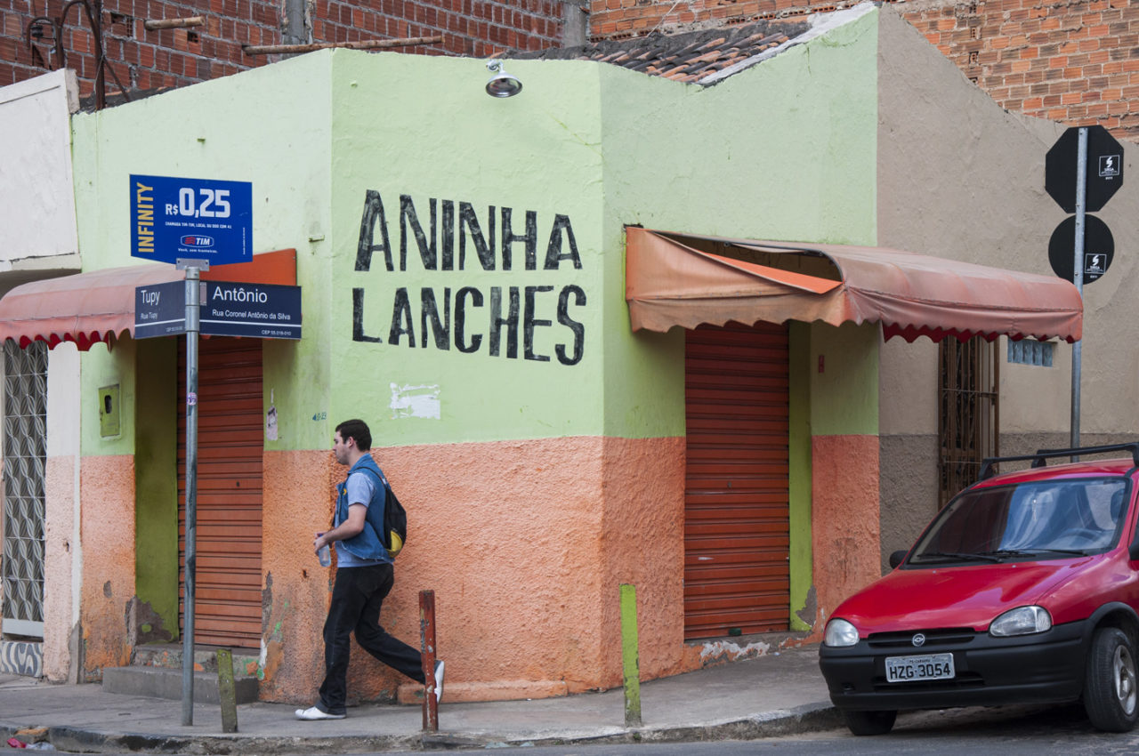 Fachada comercial registrada na Rua Tupy, Salgado, Caruaru-PE [2013].