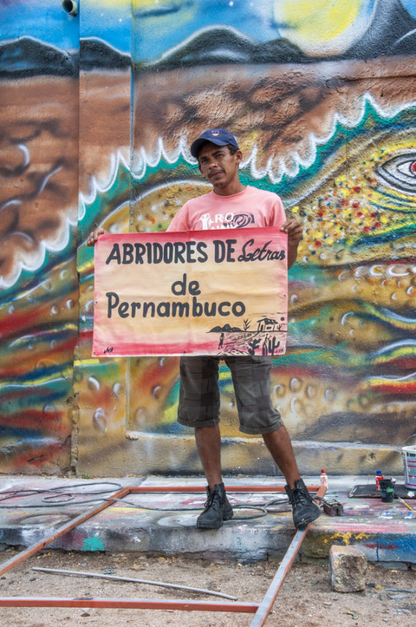 Pintor Java em seu ateliê situado na Estação da Cultura, Arcoverde-PE [2013].