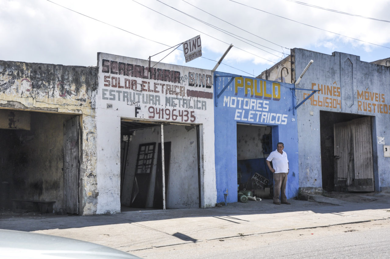 Fachadas Comerciais, Perímetro Urbano BR-232, Gravatá-PE [2013].