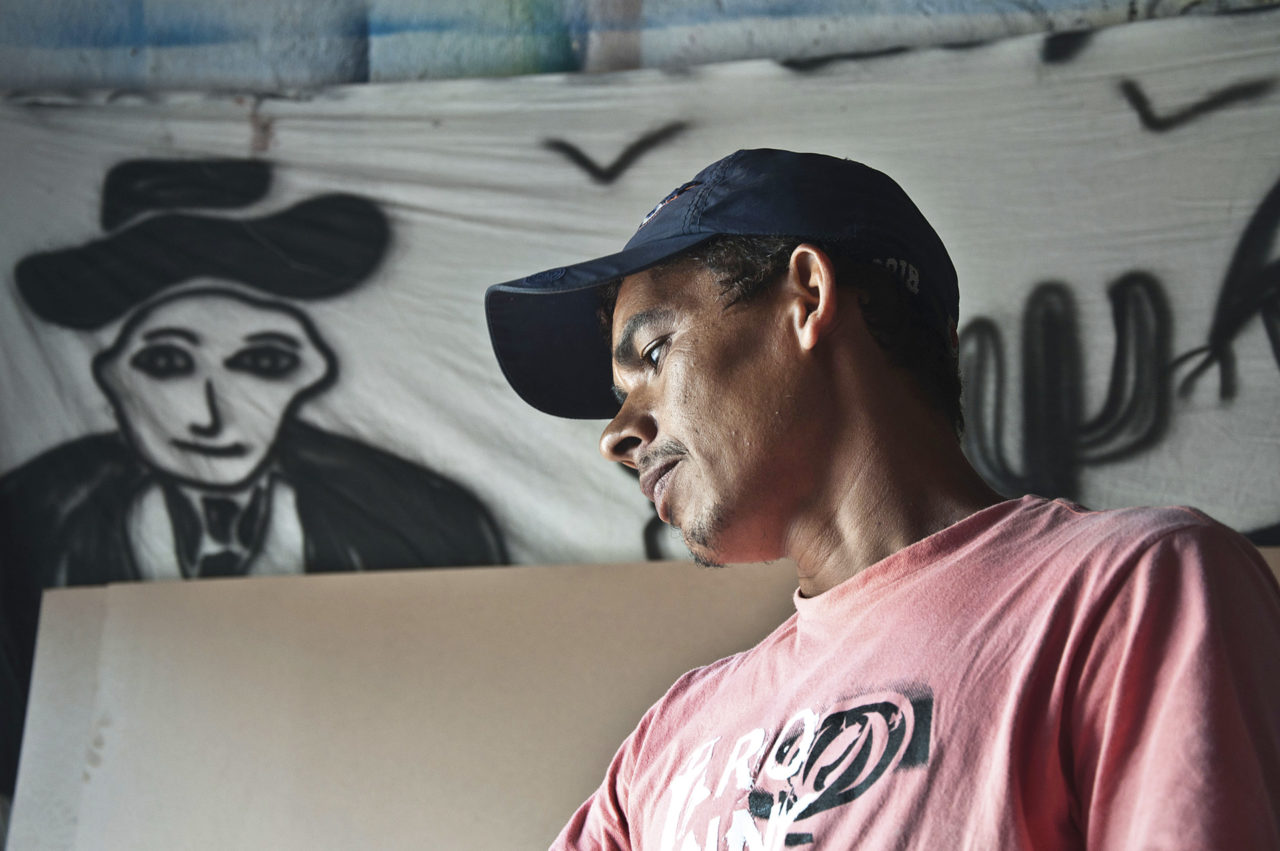 Pintor Java em seu ateliê situado na Estação da Cultura, Arcoverde-PE [2013].