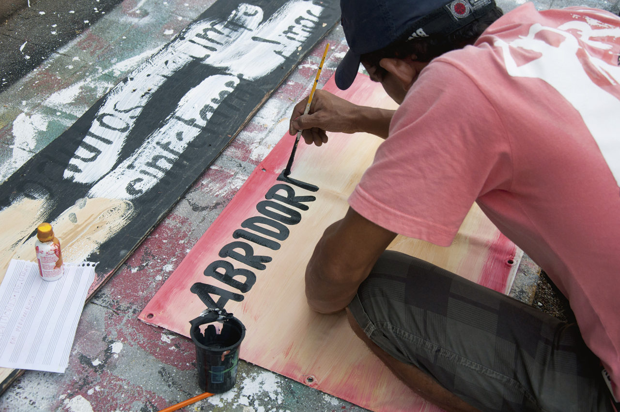 Pintor Java em seu ateliê situado na Estação da Cultura, Arcoverde-PE [2013].