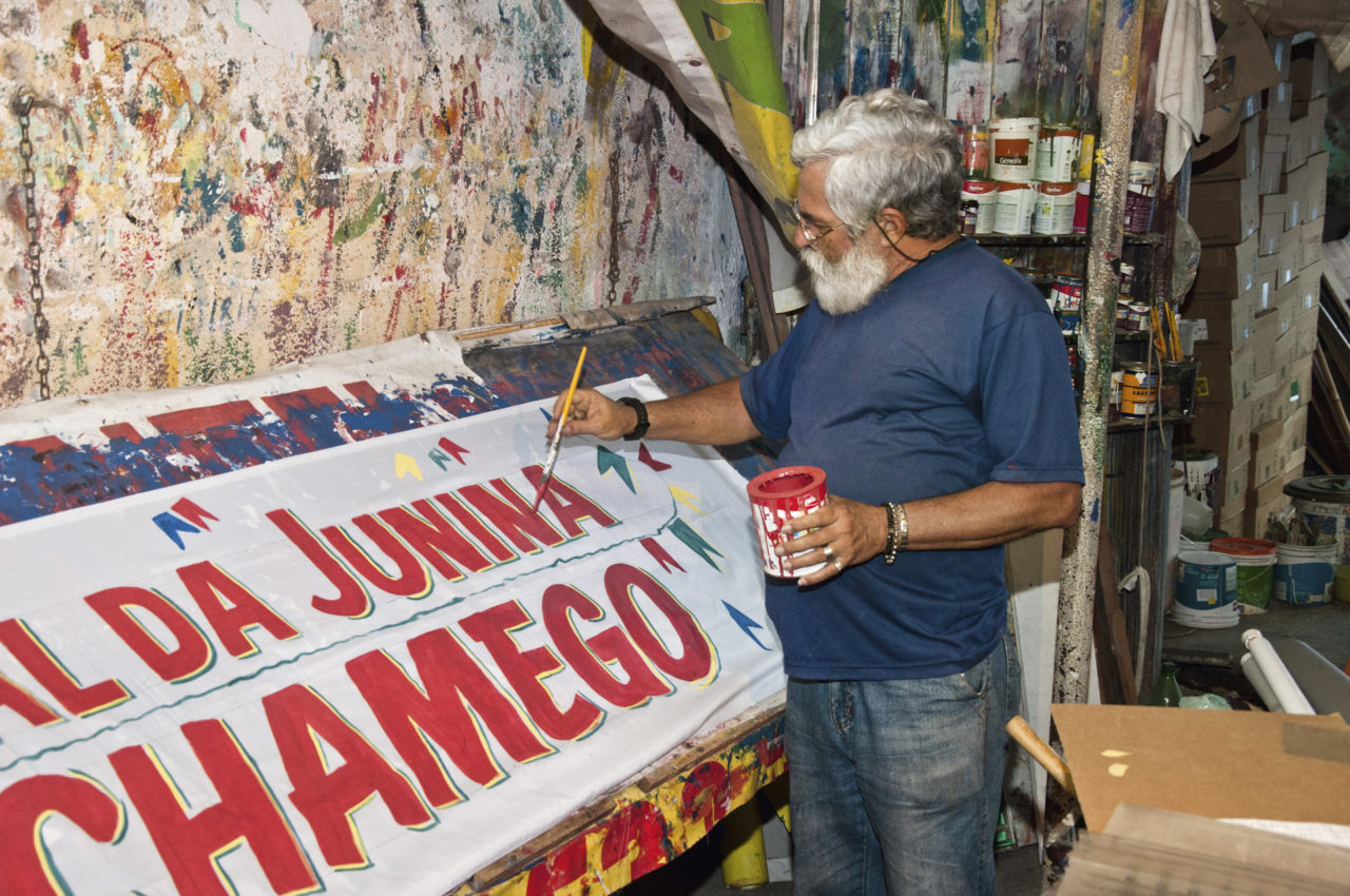 Pintor Carlinhos em seu ateliê situado na Travessa Santo Amaro, Gravatá-PE [2013].