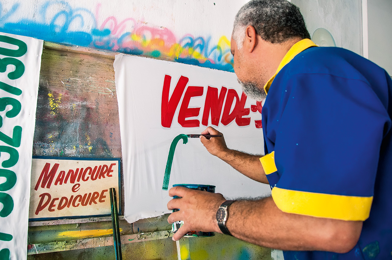Pintor Sebastião em seu ateliê, situado nas imediações da CECORA, Arcoverde-PE [2013].