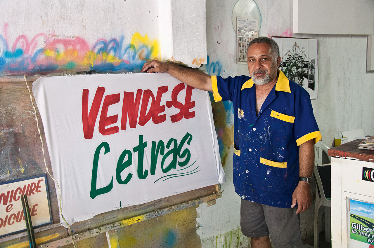 Pintor Sebastião em seu ateliê, situado nas imediações da CECORA, Arcoverde-PE [2013].