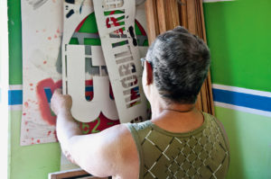 Pintor Zé Moura em seu ateliê situado na Praça do Galo [Praça Pio XII], Petrolina-PE [2013].