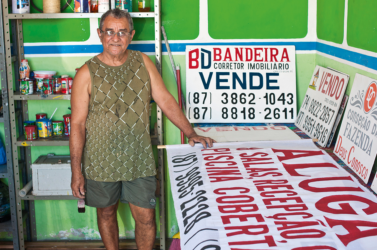 Pintor Zé Moura em seu ateliê situado na Praça do Galo [Praça Pio XII], Petrolina-PE [2013].